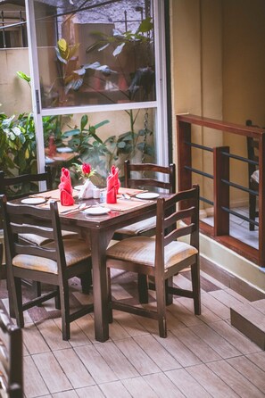 2 restaurantes, se sirve desayuno