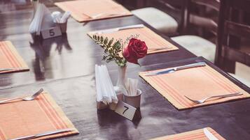 2 restaurants, breakfast served