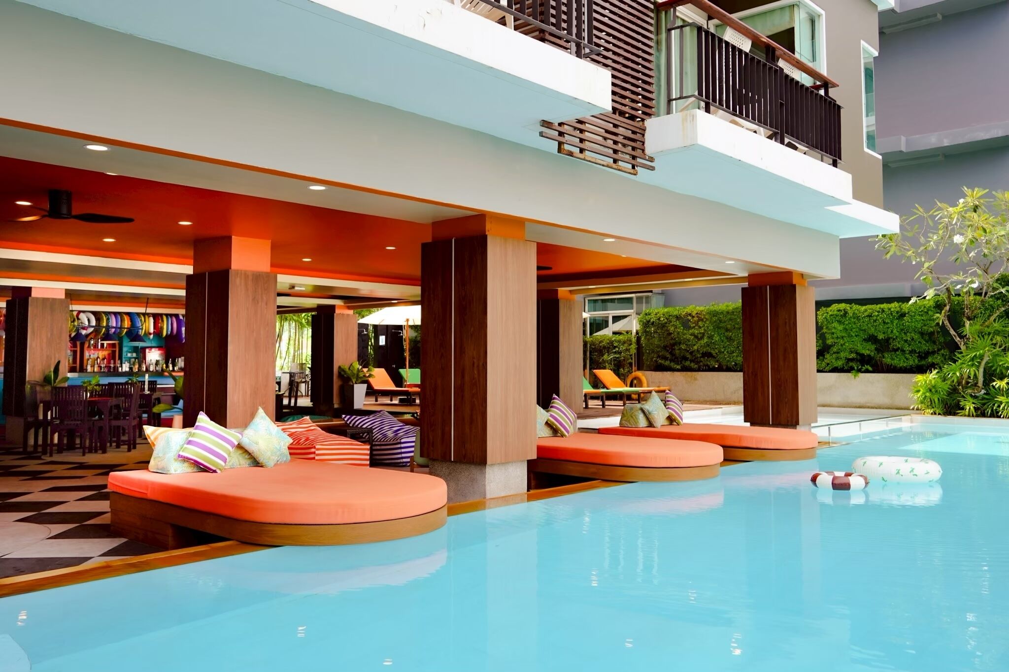 2 室外游泳池，池畔遮阳伞，日光浴躺椅