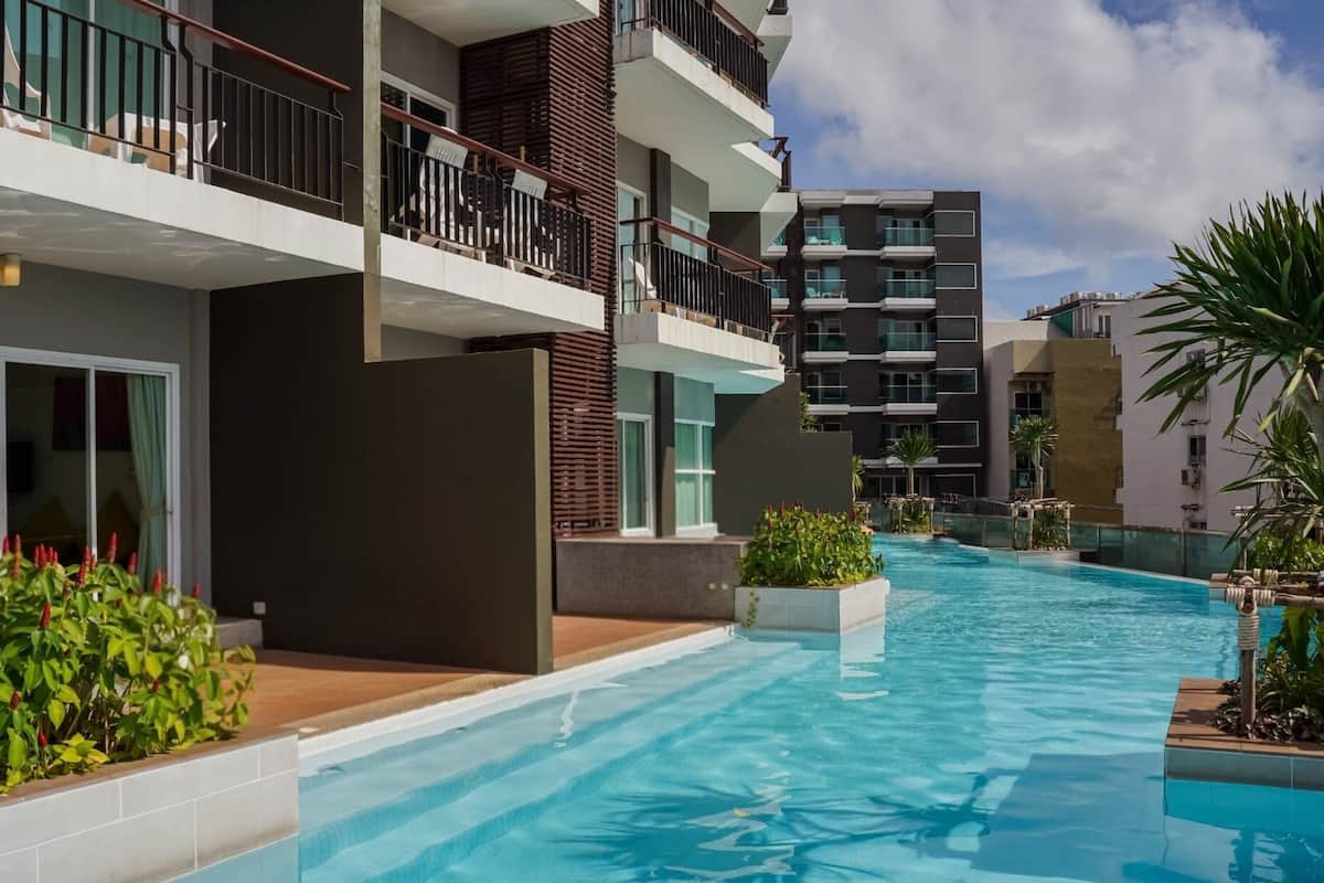 Deluxe Pool Access Room | In-room safe, desk, laptop workspace, blackout curtains