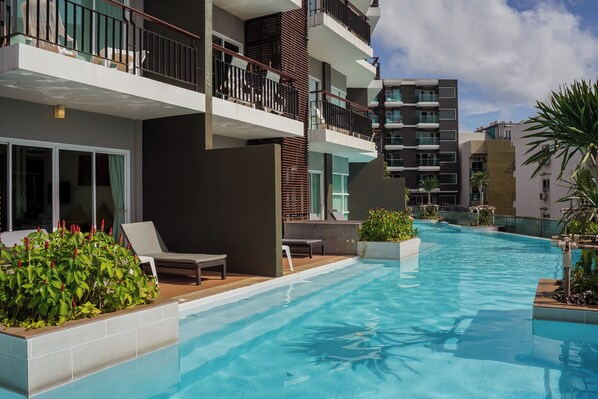 Chambre Deluxe, accès à la piscine | Coffre-fort pour ordinateur portable, bureau