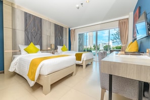 Camera Deluxe, accesso alla piscina | Cassaforte in camera, una scrivania, postazione laptop, tende oscuranti