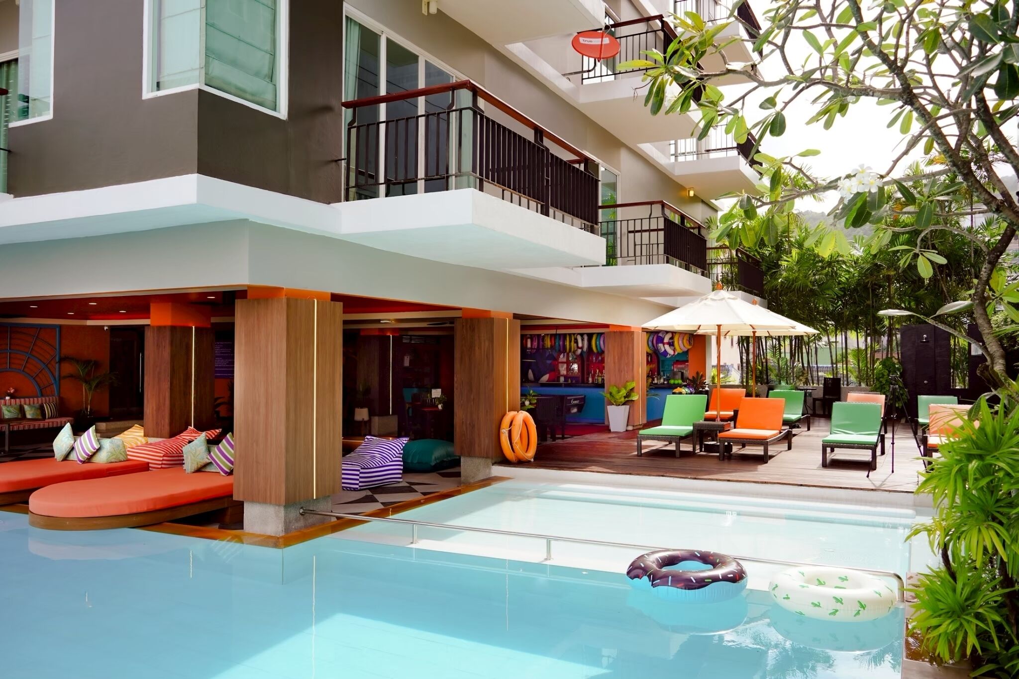 2 室外游泳池，池畔遮阳伞，日光浴躺椅