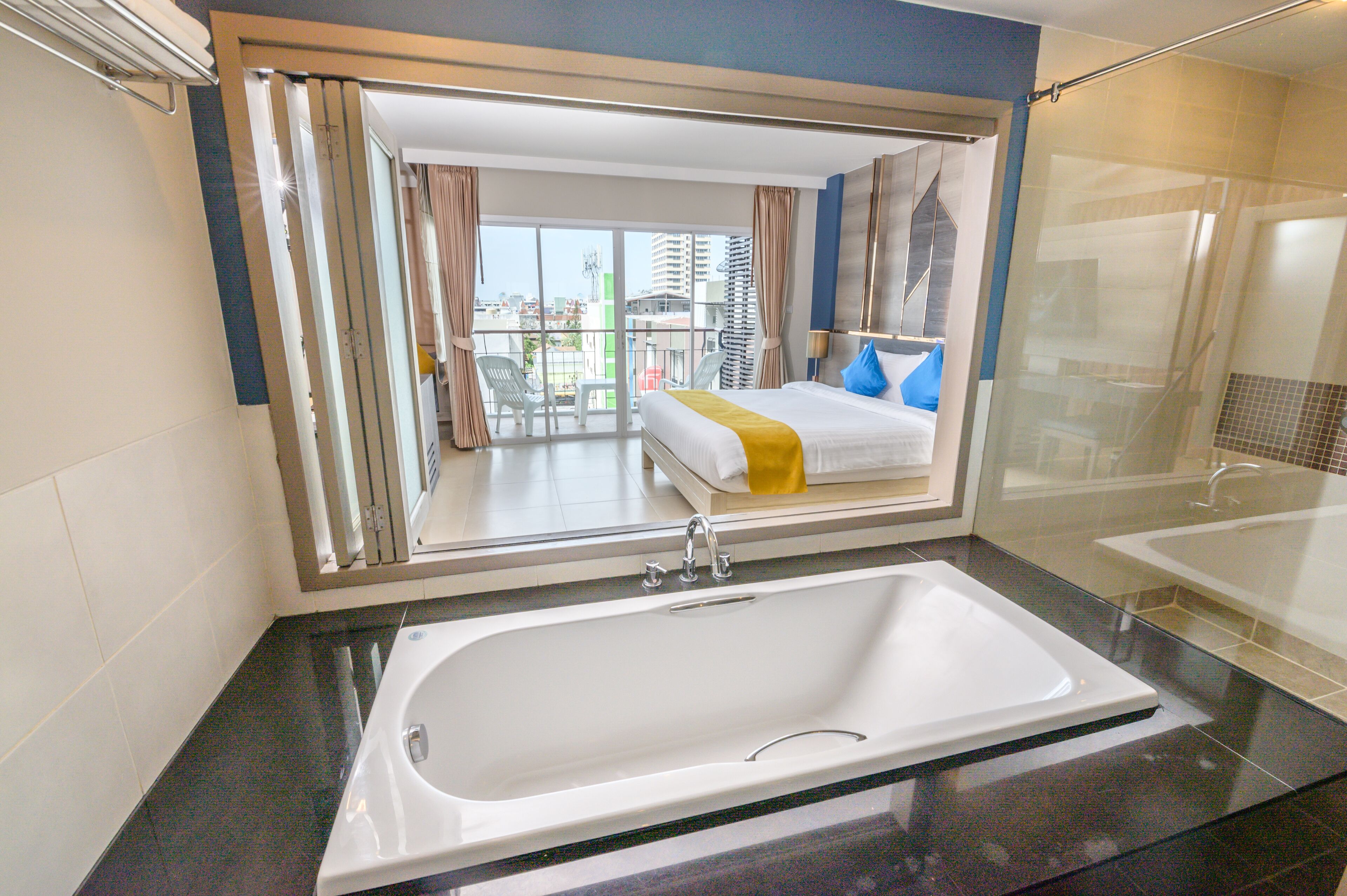 Grand Room (Deluxe) | Bathroom | Free toiletries, hair dryer, slippers, bidet