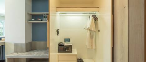 Casa de banho moderna com chuveiro, secador de cabelo e porta-toalhas.
