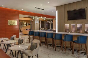 Con servicio de cenas y happy hour 