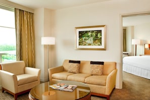 ห้องสวีท, เตียงคิงไซส์ 1 เตียง, วิวทะเลสาบ | เครื่องนอนระดับพรีเมียม, ผ้านวมขนเป็ด, เตียงพร้อมฟูกเสริมที่นอน