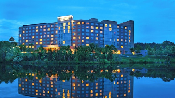 Un hotel Westin reflejado en el agua.