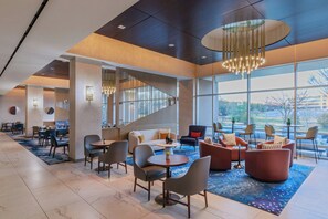 Serveert ontbijt, lunch, diner, tuinzicht