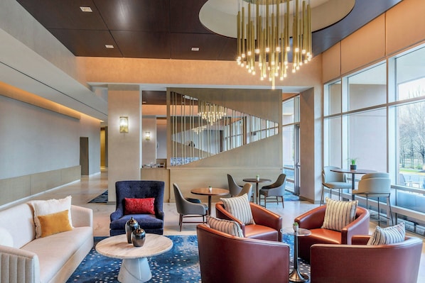 Se sirven desayunos, almuerzos y cenas; con vista al jardín