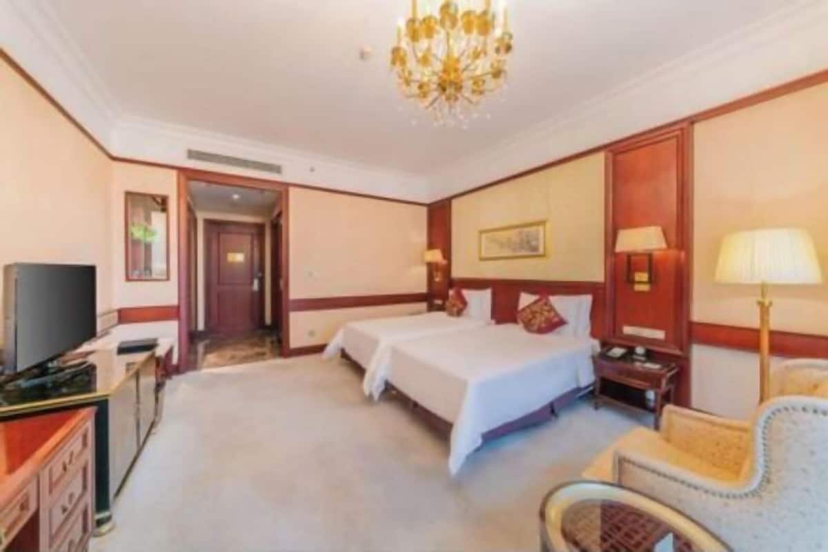 Minibar, coffres-forts dans les chambres, bureau