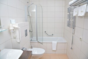 Sèche-cheveux, chaussons, serviettes fournies