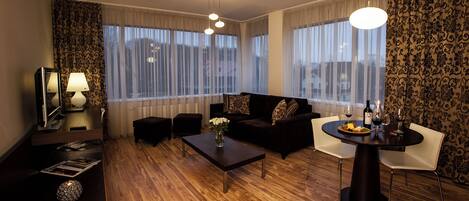 Apartamento standard, 2 quartos | Área de estar | TV