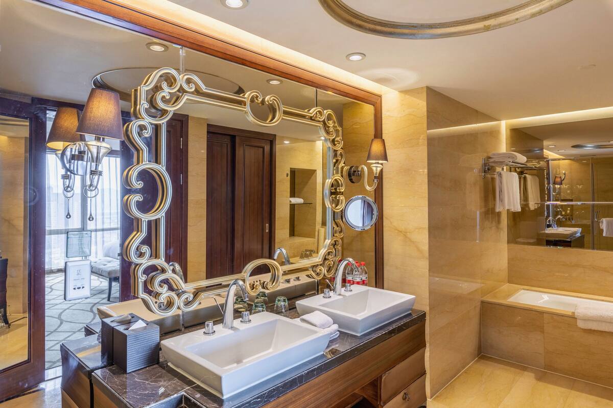 club suite, 1 king bed | bathroom | combined shower/bathtub, free toiletries, hair dryer, bathrobes