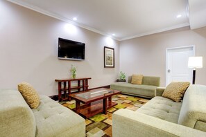 Flat-screen TV - Holiday Inn Express Hotel & Suites Galliano, an IHG Hotel (Cut Off)