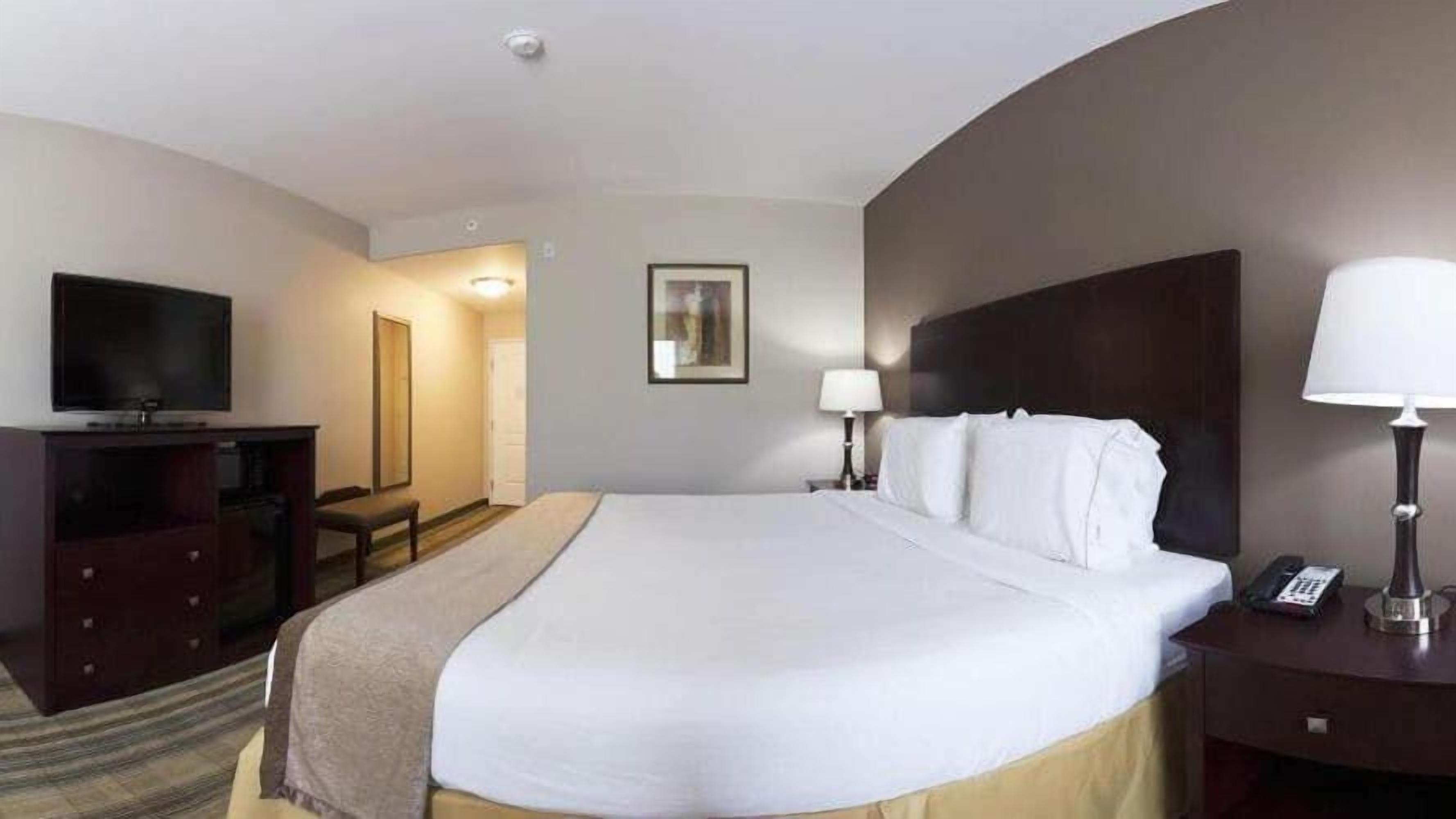 In-room safe, desk, iron/ironing board, cribs/infant beds