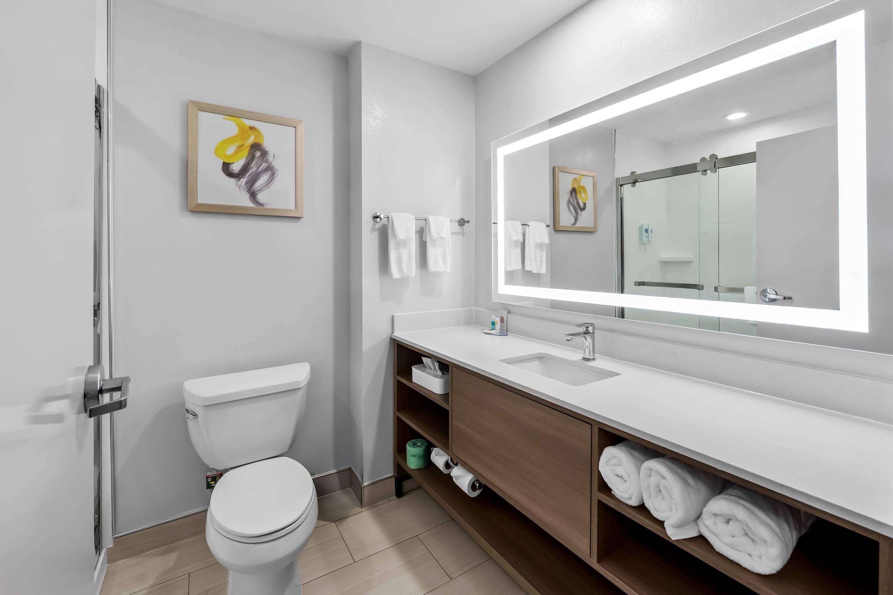Standard Room, 1 King Bed, Non Smoking | In-room safe, desk, laptop workspace, iron/ironing board