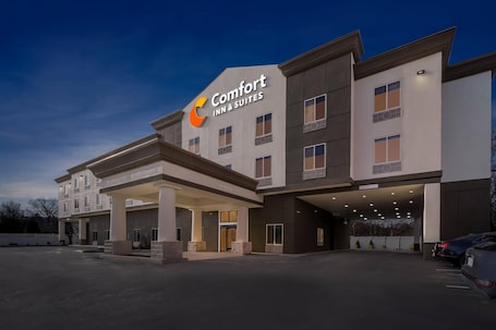 Exterior. Comfort Inn & Suites Plainville-Foxboro