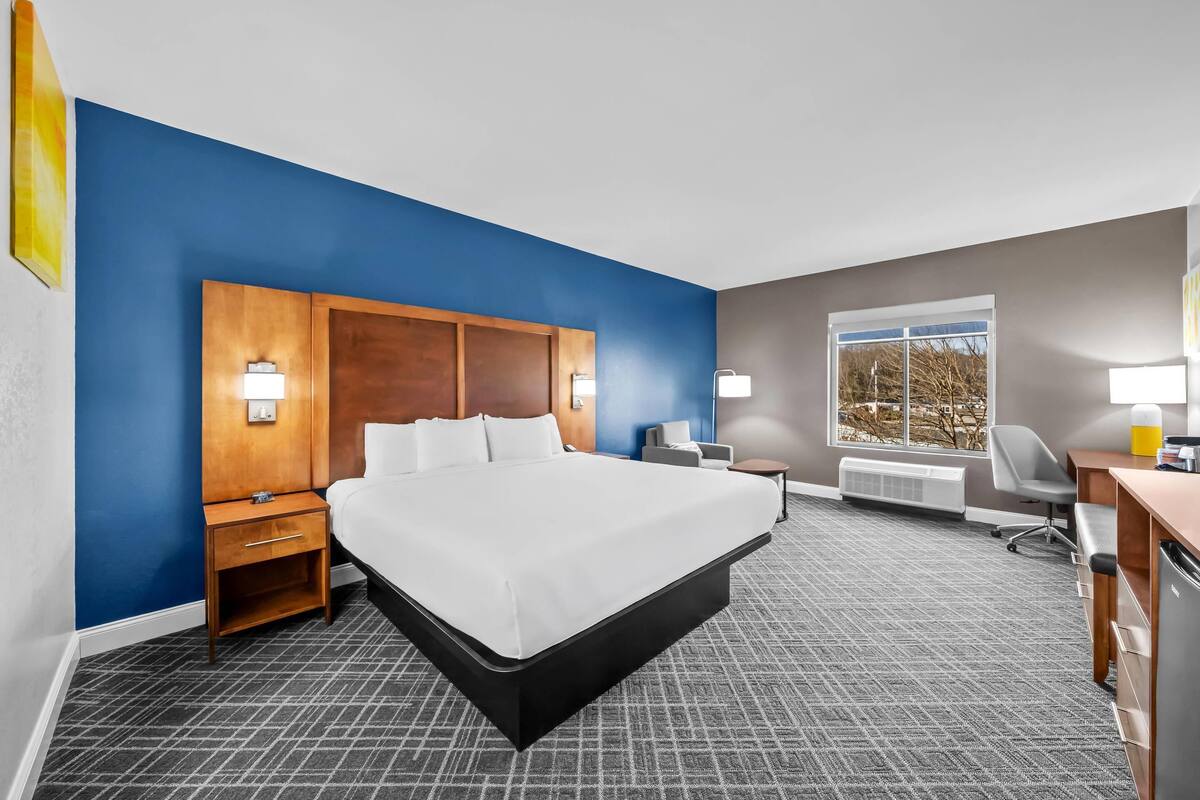 In-room safe, desk, laptop workspace, iron/ironing board