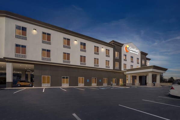 A Comfort Inn & Suites hotel with a parking lot and a covered entrance. - Comfort Inn & Suites Plainville-Foxboro (Plainville)