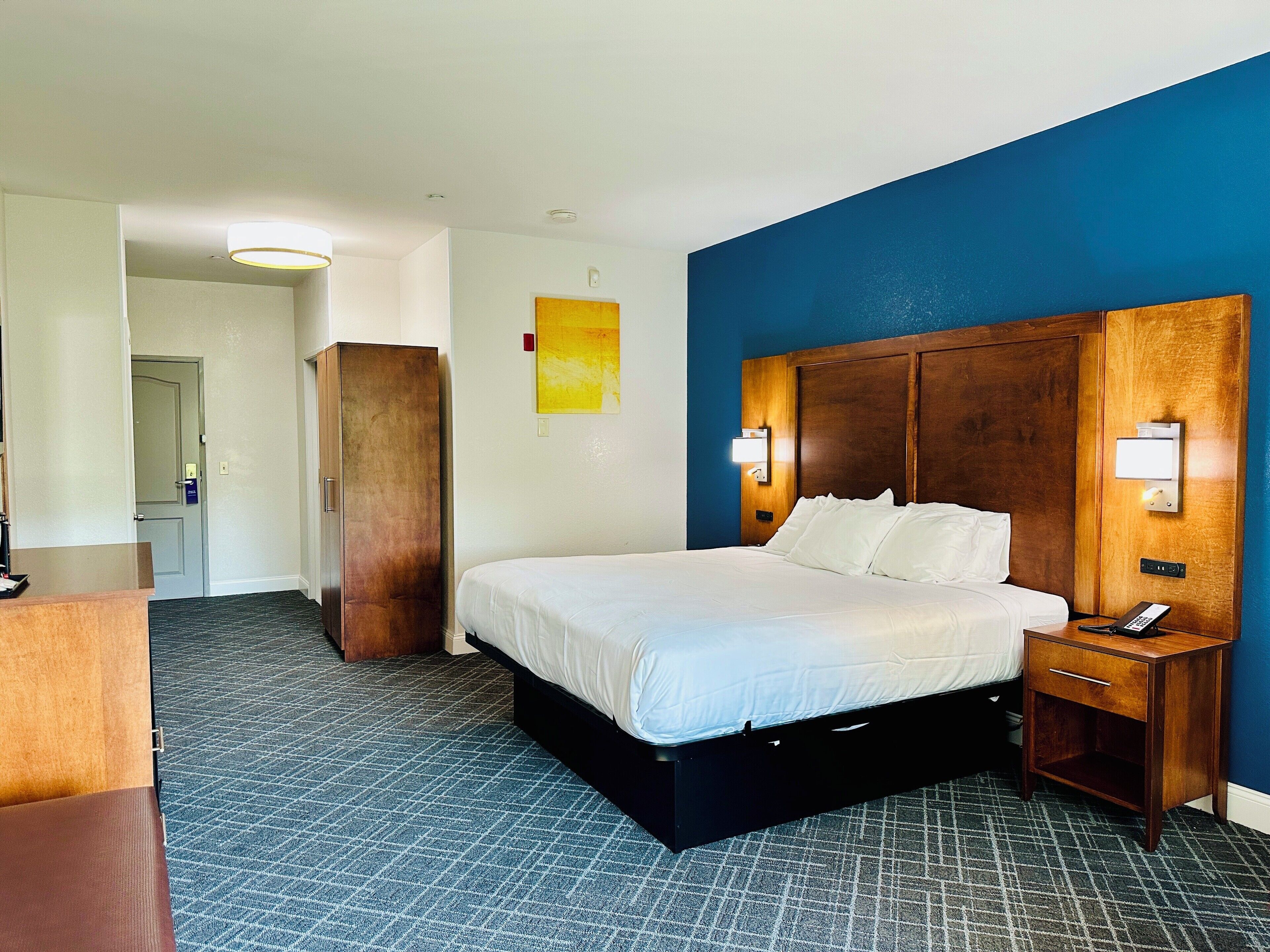 standard room, 1 king bed, non smoking | in-room safe, desk, laptop workspace, iron/ironing board