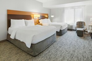 Studio, 2 queensize-senger | Senger med overmadrass, skrivebord og strykejern/-brett