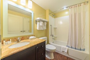 Ducha y bañera combinadas, secador de pelo, toallas y jabón