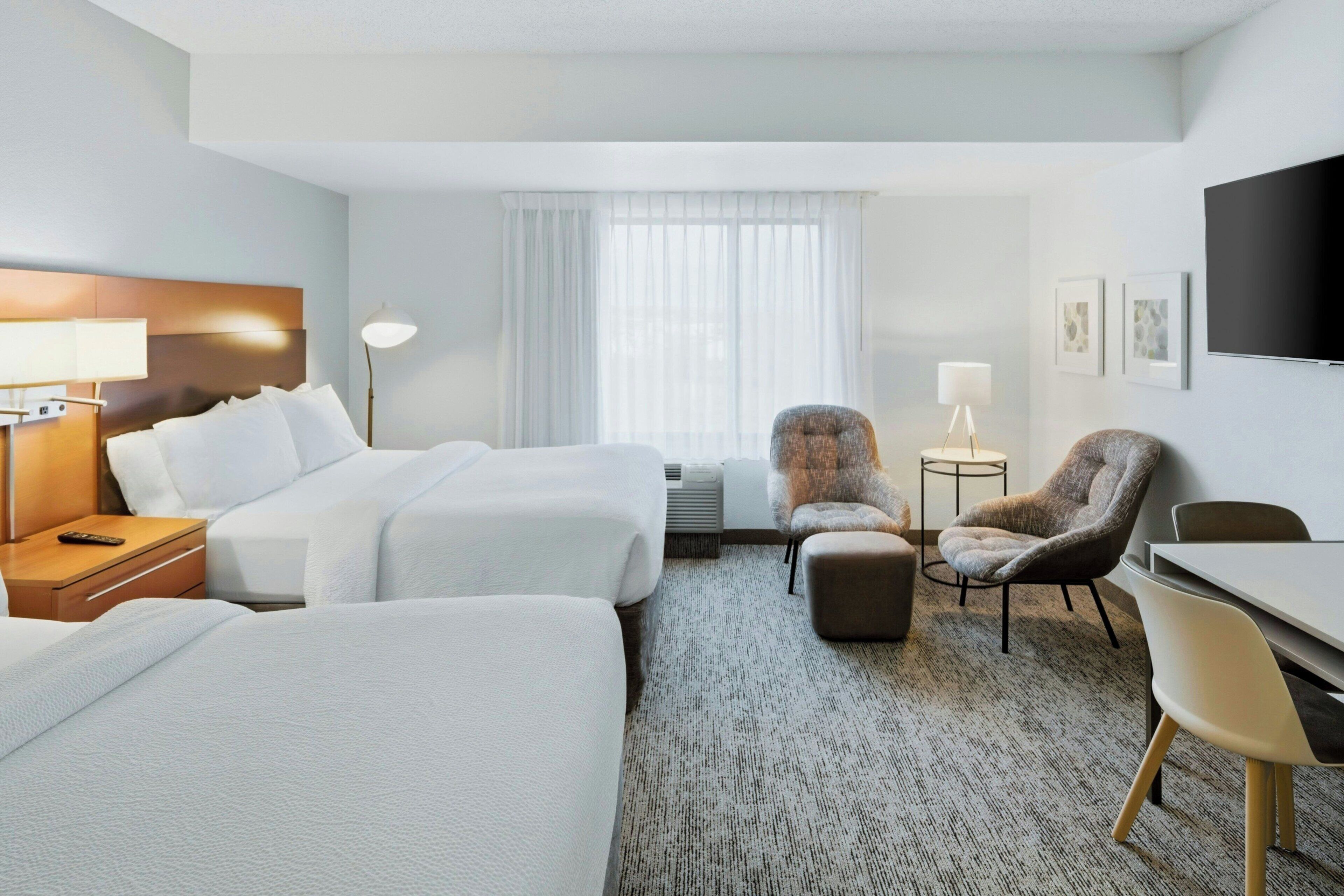 أسرّة بطبقة علوية مريحة ومكتب ومكواة/لوح كي وأسرّة قابلة للطي