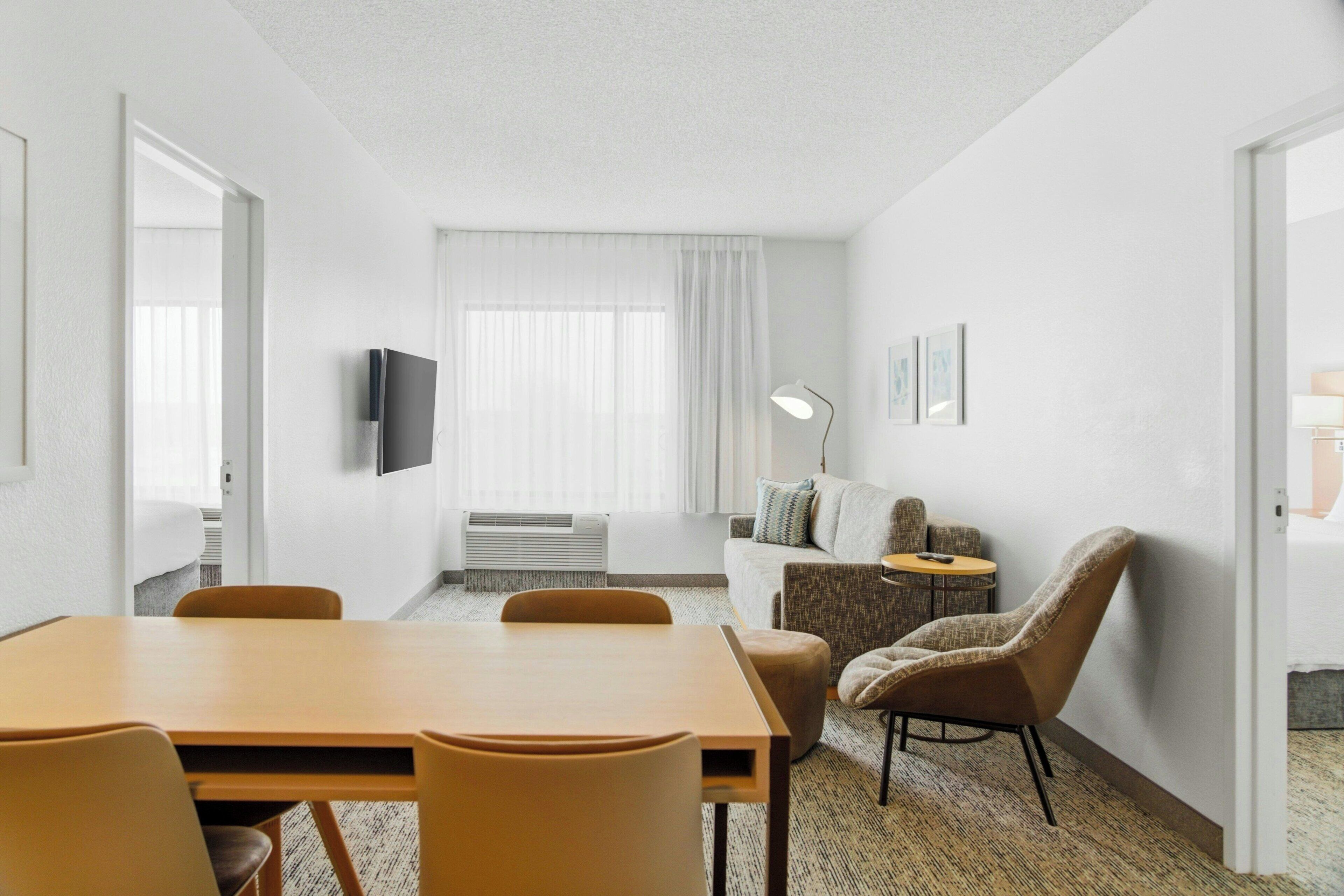 Suite, 2 habitaciones | Zona de estar | Smart TV de 32 pulgadas con canales por cable, una televisión