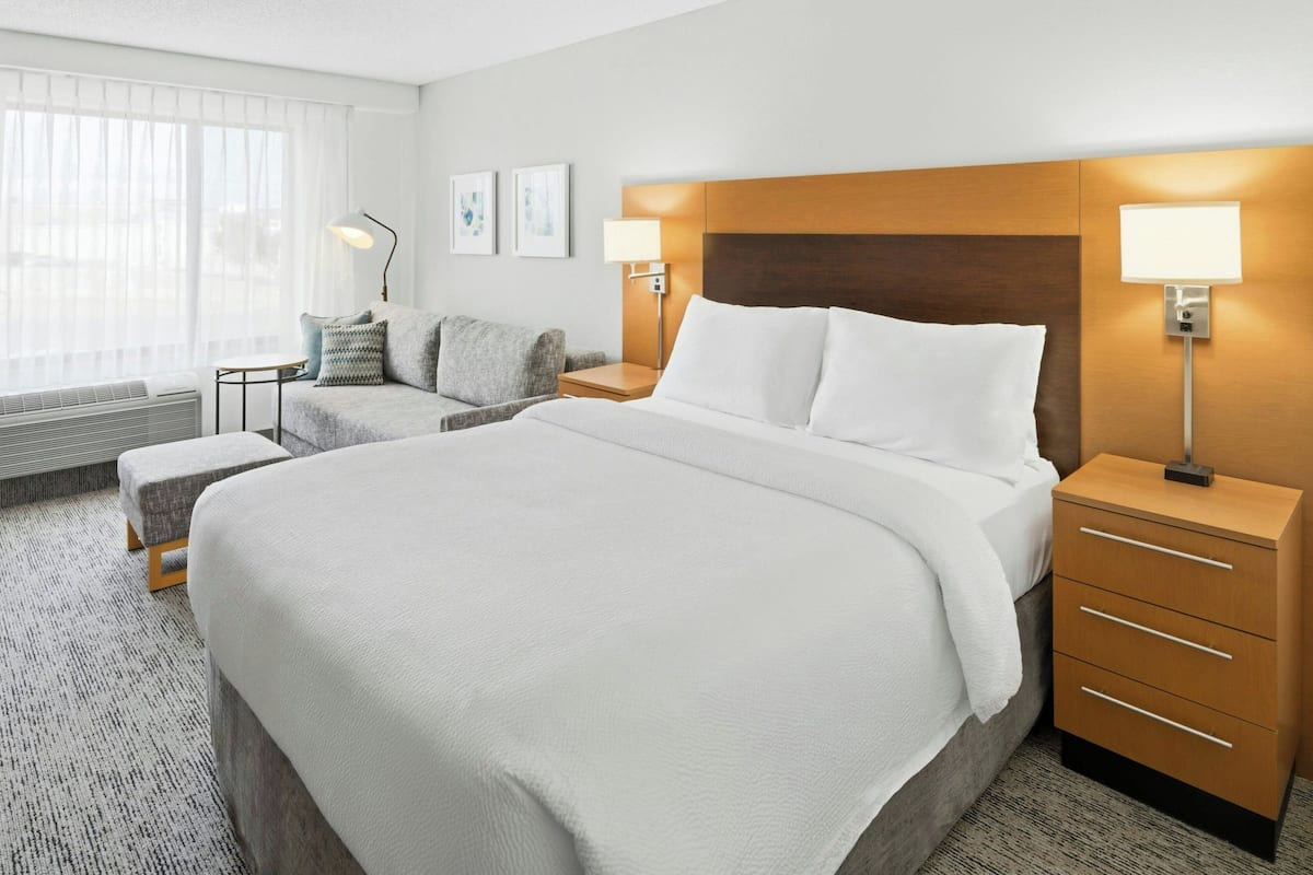 Studio, 1 Queen Bed with Sofa bed | Pillowtop beds, desk, iron/ironing board, rollaway beds