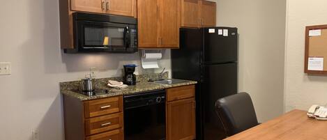 Tủ lạnh, lò vi sóng, bếp nấu, máy rửa bát