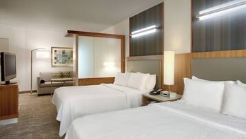 Een bureau, een laptopwerkplek, verduisterende gordijnen