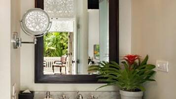 Royal Grande Deluxe Room | Bad | Separat badekar og dusj og dype avslapningsbadekar