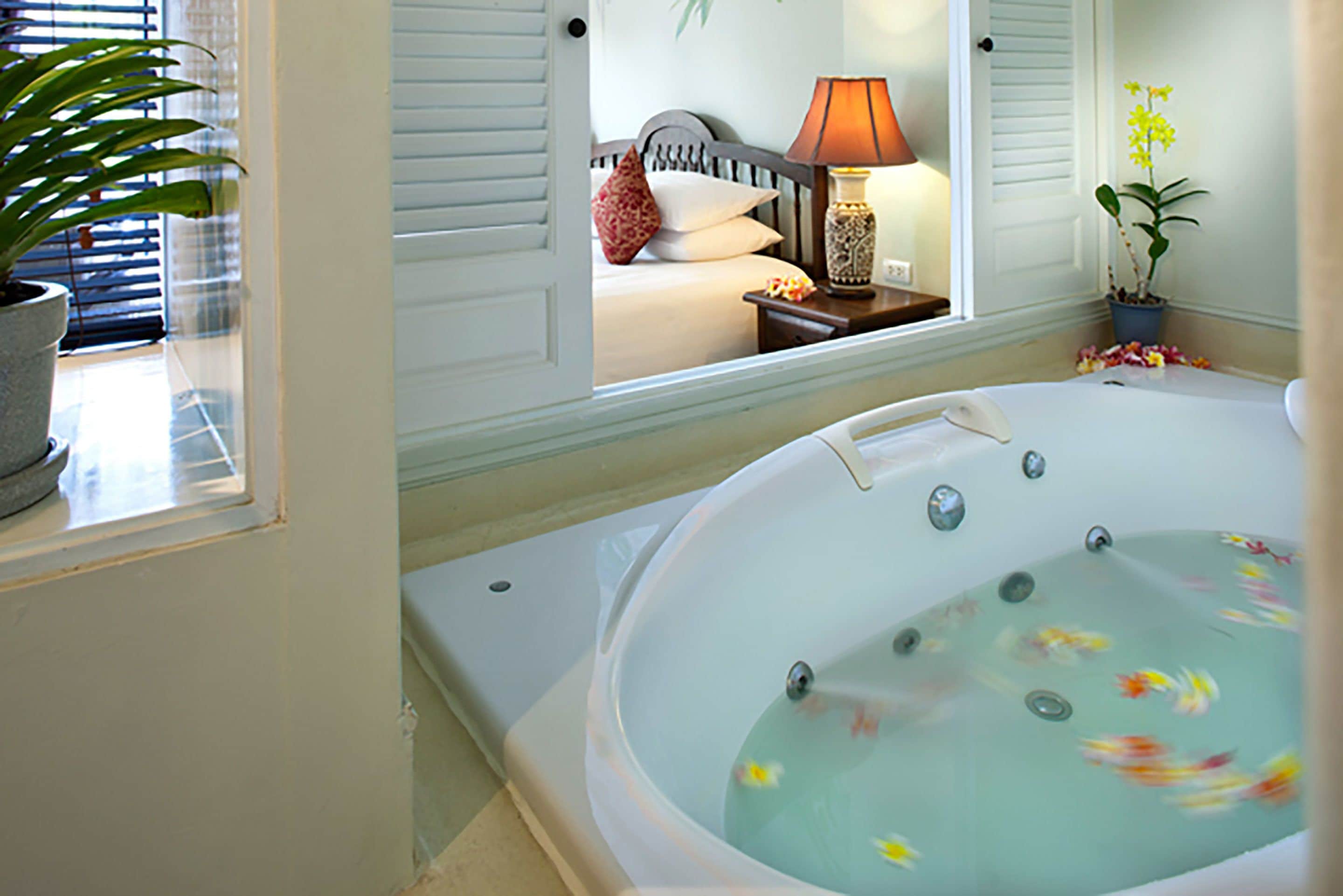 royal grande deluxe room | jetted bathtub