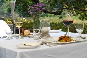 Petit déjeuner, déjeuner et dîner servis sur place