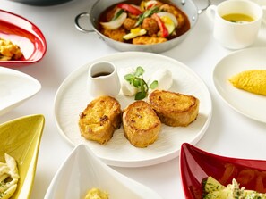 Daily buffet breakfast (JPY 2400 per person)