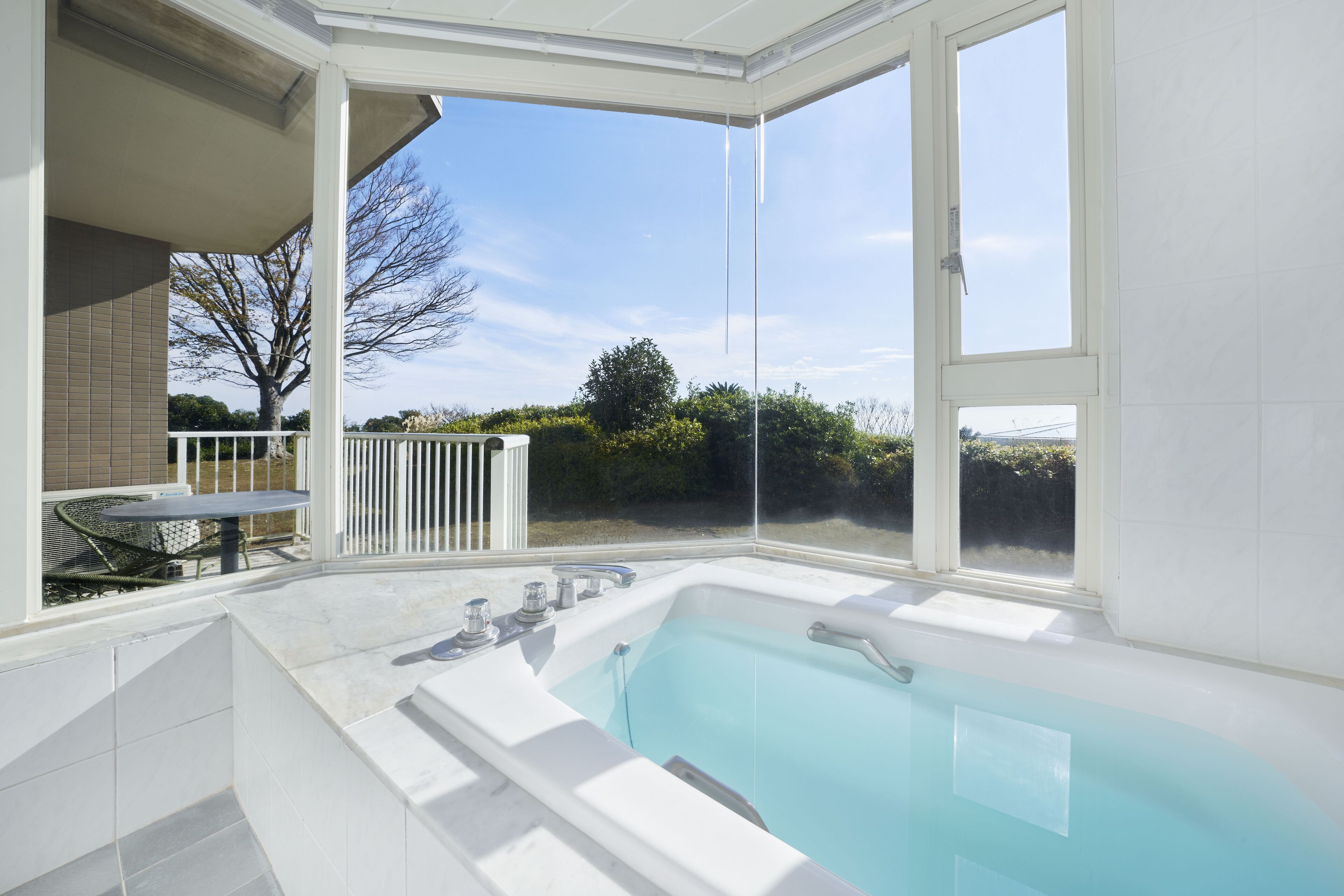 Phòng Suite, không hút thuốc, quang cảnh biển (Kids, Pets Not Allowed) | Phòng tắm | Bồn tắm và buồng tắm vòi sen riêng, bồn tắm ngâm 