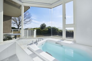 Suite, non-fumeurs, vue océan (Kids, Pets Not Allowed) | Salle de bain | Baignoire et douche séparées, baignoire relaxante profonde