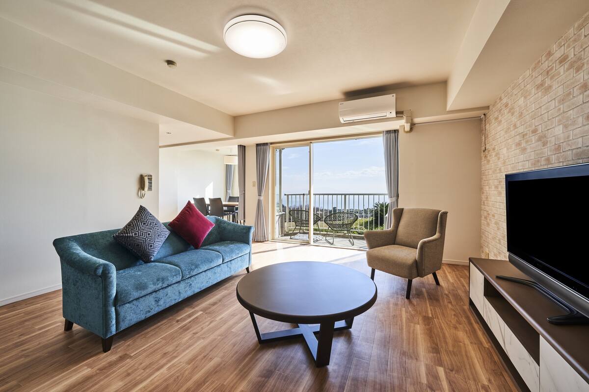 Un salon moderne avec un canapé, un fauteuil et une table basse.