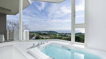 Executive Room, Non Smoking, Ocean View (Garden Green Suite Pets Not Allowed) | 1 bedroom, individually decorated, individually furnished, desk