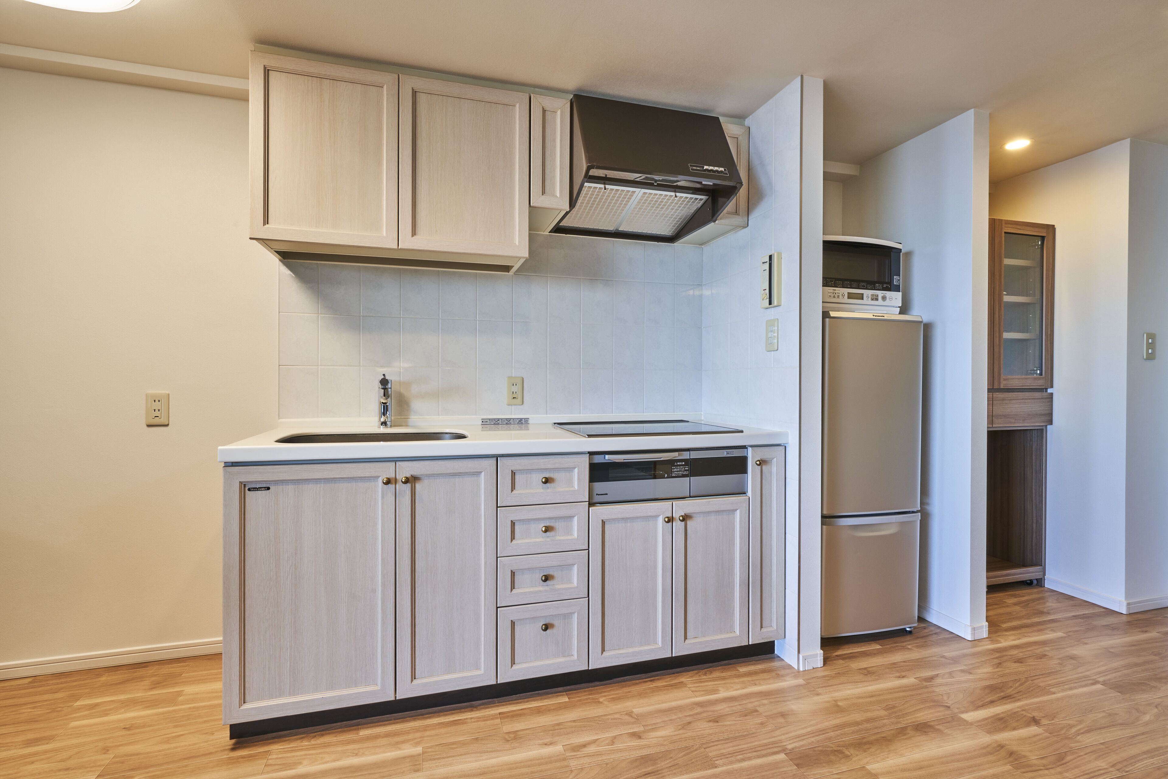 full-sized fridge, microwave, oven, stovetop