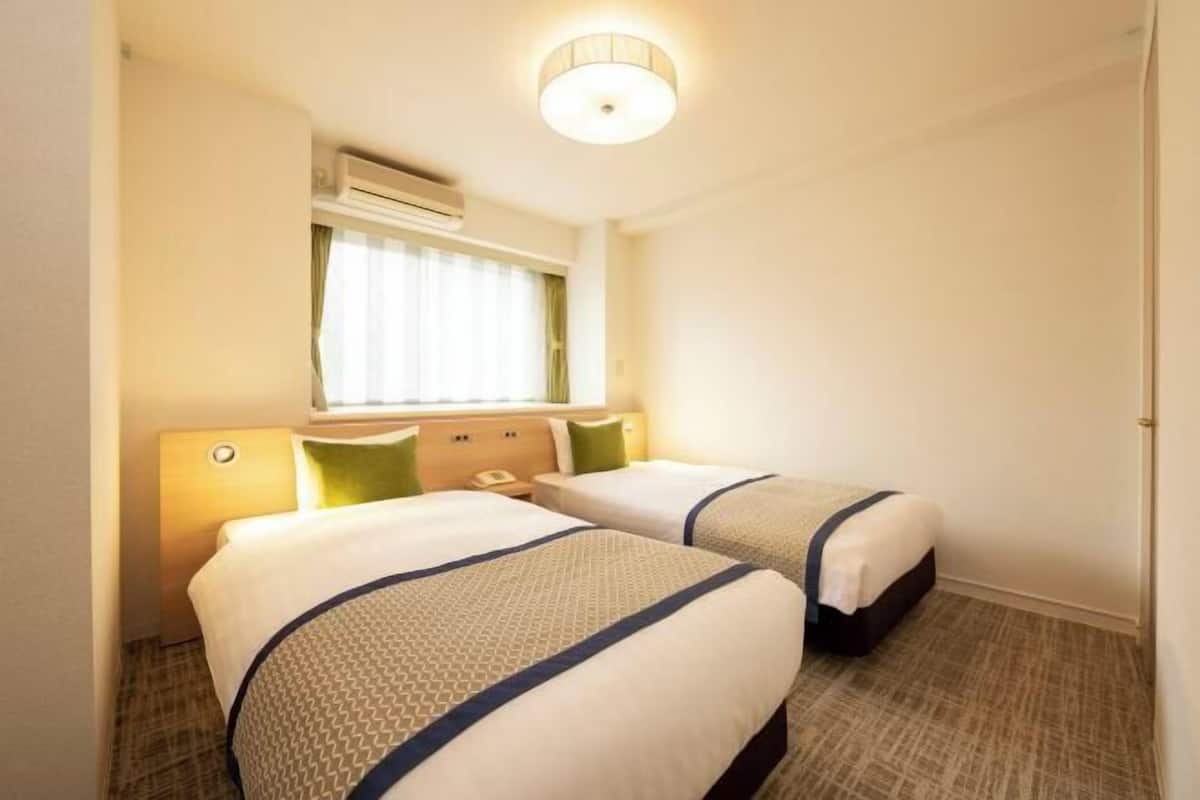 1 habitación, decoración personalizada, muebles diferentes y escritorio