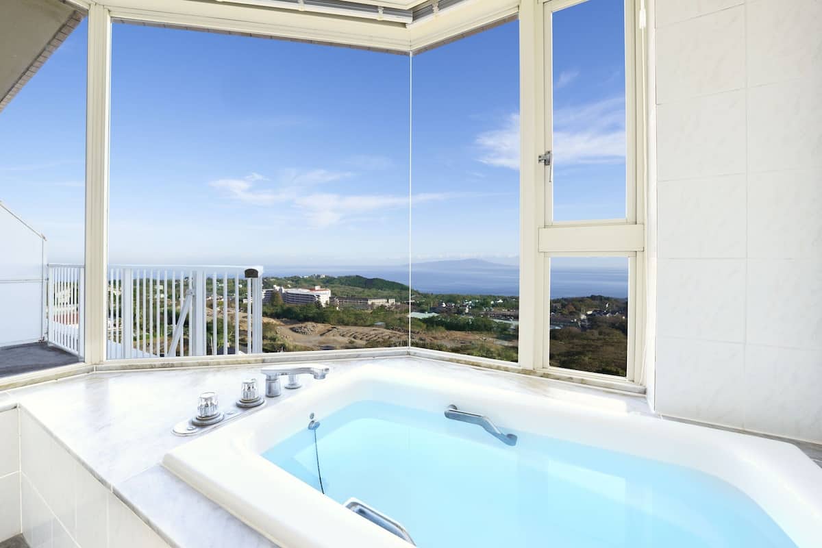 1 bedroom, individually decorated, individually furnished, desk