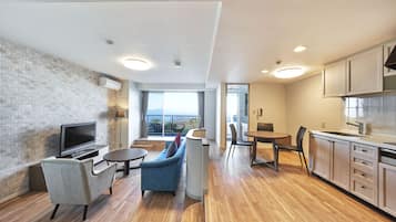 Um apartamento moderno com área de estar, cozinha e varanda.