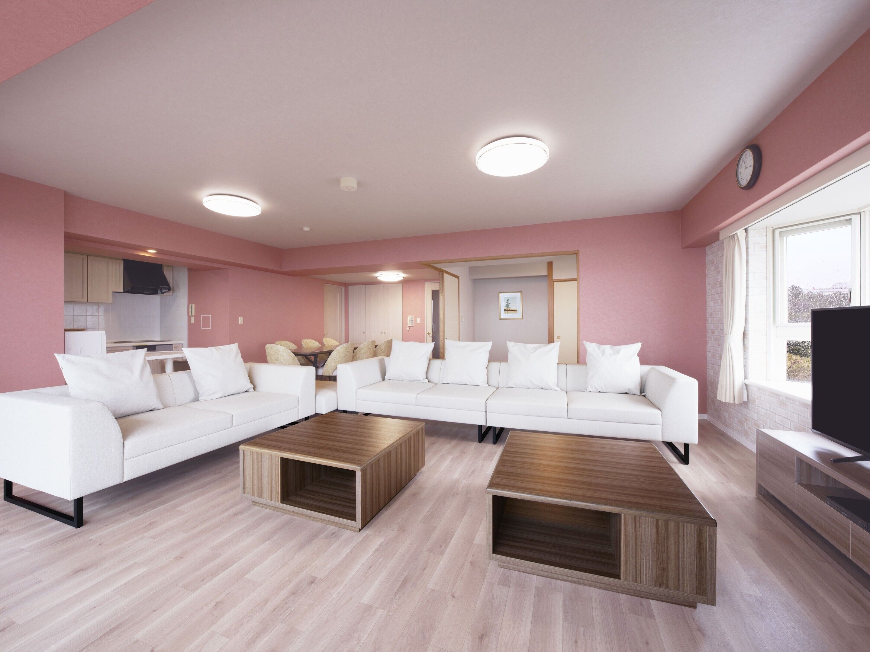 Un salón moderno con un sofá blanco, mesas de centro de madera y un amplio ventanal que proporciona luz natural.