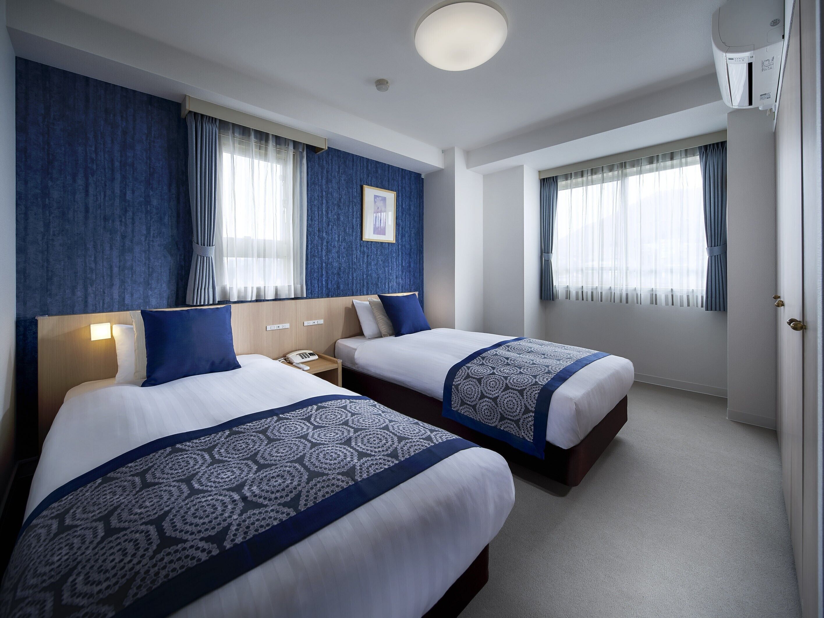 1 bedroom, individually decorated, individually furnished, desk