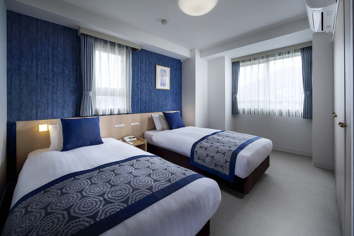 1 bedroom, individually decorated, individually furnished, desk