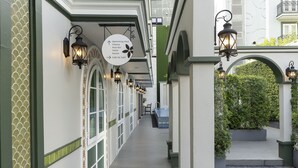 A corridor with a sign indicating amenities such as a swimming pool, fitness center, pool bar, toilet, and sauna. -  La Petite Salil Sukhumvit Thonglor 1 (Bangkok)