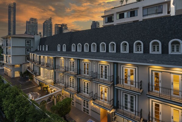 Mặt tiền nơi lưu trú - ban đêm