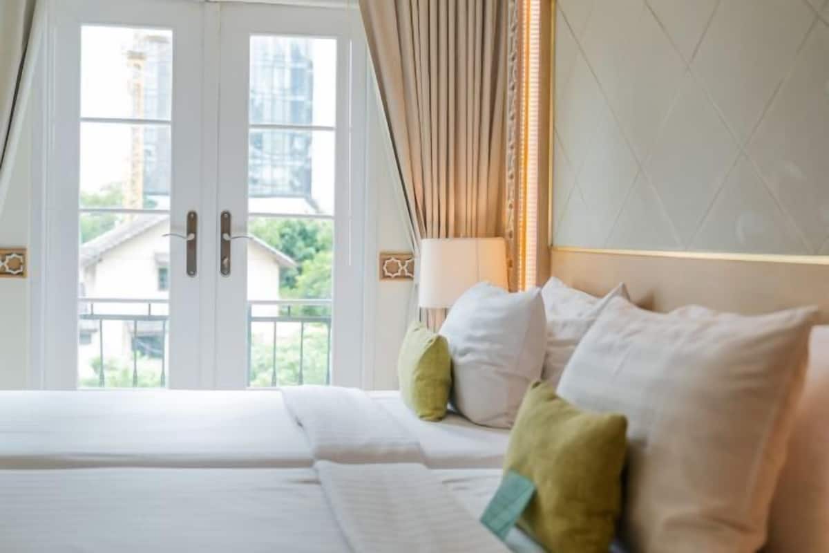 Select Comfort -patjalliset sängyt, tallelokero huoneessa, työpöytä